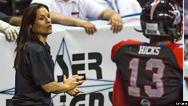 Jen Welter, una exjugadora de fútbol americano, ha sido contratada como entrenadora asistente.