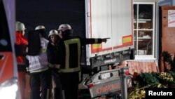 Un bombero en el sitio donde un camión arremetió contra un mercado navideño en Berlín. Foto AP.