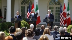 Presiden Barack Obama (tengah), PM Kanada Stephen Harper (kanan) dan Presiden Meksiko Felipe Calderon (kiri) dalam jumpa pers bersama di kebun mawar Gedung Putih (2/4).