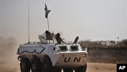 A UNMIS peacekeeper patrol on APC in Abyei, Southern Sudan (File Photo - March 11, 2011)