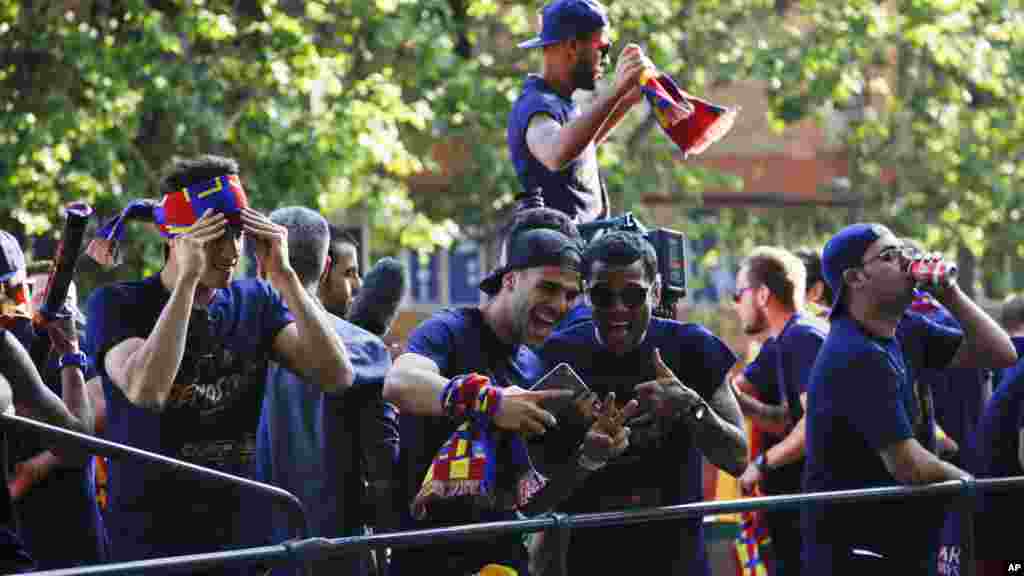 Les joueurs du FC Barcelone montent sur le bus de l&#39;équipe, lorsqu&#39;ils célèbrent la victoire de leur équipe à Barcelone , le 15 mai 2016.