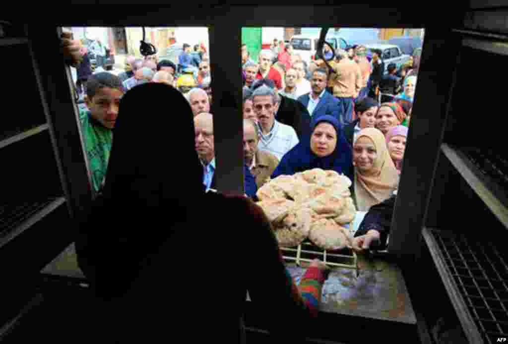 Egyptians crowed to buy bread before the start of the evening curfew on Monday. (Amr Nabil/AP)