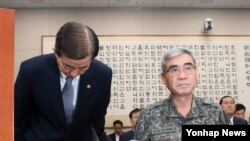 한민구 한국 국방장관이 4일 국회 법제사법위원회에서 윤모일병 폭행치사 사건과 관련해 현안보고한 뒤 고개숙여 인사하고 있다.