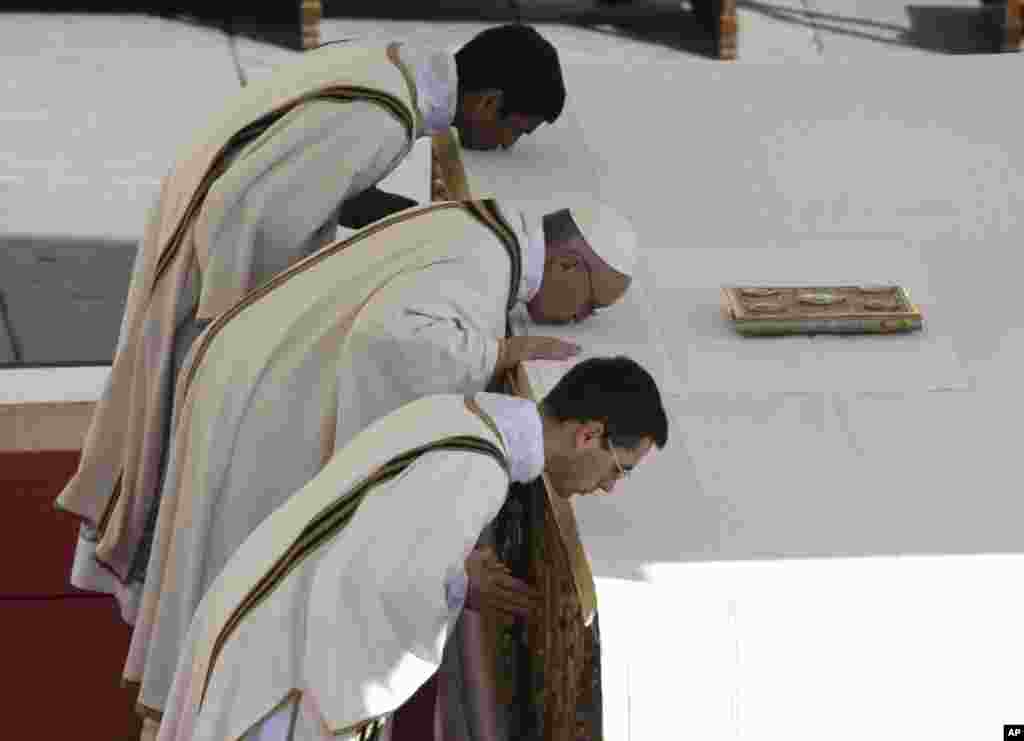 教宗方濟(中) 2013年3月19日在在梵蒂岡聖伯多祿廣場慶祝他的就任彌撒。