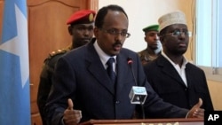 Somali PM Mohamed Abdullahi Mohamed, left, announces his resignation during a news conference, alongside Somali President Sharif Sheik Ahmed, right, at the presidential palace in Mogadishu, Somalia (File Photo -, June 19, 2011)