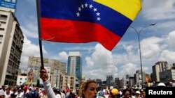 Lilian Tintori, Madanm Leopoldo Lopez, ak drapo venezuelyen an nan men li nan mitan yon manifestasyon.