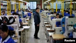 지난 12월 개성공단 내의 한 한국업체 공장에서 북한인 관리자가 북한 노동자들의 작업을 지켜보고 있다. (자료사진)