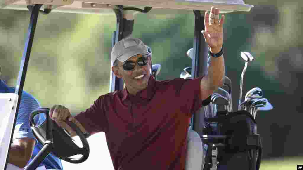 Obama dans sa voiture de golfe, salue la foule qui le regarde, 14 août 2015, à Farm Neck Golf Club,