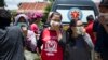 Warga mengenakan masker ketika berusaha mengidentifikasi mayat keluarga mereka di RS polisi di Palu, 30 September 2018.