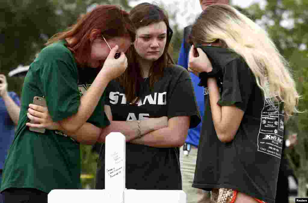 미국 텍사스주 산타페 고등학교에서 발생한 총기 사건으로 숨진 희생자들을 추모하기 위해 모인 학생들이 눈물을 보인다. &nbsp;