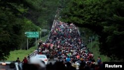 Migrantes caminan en una caravana rumbo a la Ciudad de México, en Pijijiapan, México, el 4 de noviembre de 2021.