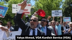 Pendukung Presiden Turki Recep Tayyip Erdogan bereaksi terhadap pendukung anti-Erdogan di luar Gedung Putih di Washington, D.C., 16 Mei 2017.