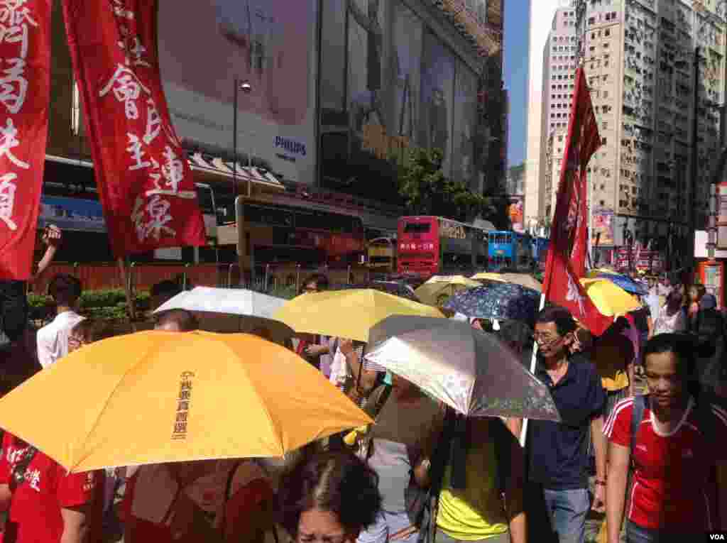 香港泛民舉行抗議選舉政治篩選遊行(美國之音海彥拍攝)
