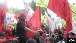 Demo buruh di depan Balai Kota Jakarta menuntut kenaikan upah. Pemerintah Jakarta akhirnya menaikkan upah minimum sebesar 40 persen mulai 2013. (VOA/A. Waluyo). 