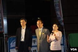 泛民议员向示威市民介绍与张德江会面情况（左起：何秀兰、梁家杰、李国麟）（美国之音海彦拍摄）