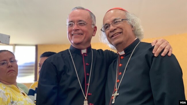Obispo Silvio Báez junto al Cardenal Leopoldo Brenes, luego de conferencia de prensa donde denunció un supuesto plan para asesinarlo. Photo: Donaldo Her´nandez - VOA