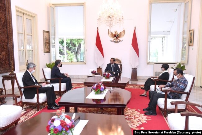 Menteri Luar Negeri AS Antony Blinken dalam pertemuan dengan Presiden Joko Widodo dan Menteri Luar Negeri RI Retno Marsudi di Jakarta, 13 Desember 2021. (Foto: Biro Pers Sekretariat Presiden)