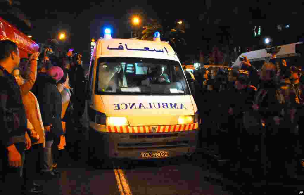 Une ambulance arrive sur le lieu de l&#39;attentat, Tunis, 24 novembre 2015.