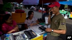 ရန်ကုန်မြို့က လမ်းဘေးဆက်သွယ်ရေး တယ်လီဖုန်းဆိုင် ( ဇွန် ၂၄၊ ၂၀၁၃)