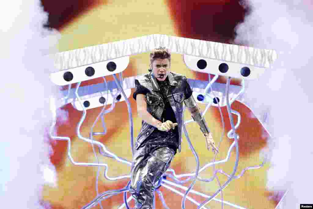Justin Bieber durante su presentación en los Teen Choice Awards 2012, en el Anfiteatro Gibson en Universal City, California 22 de julio 2012.