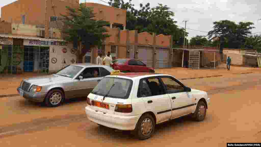 Ana amfani da fararen motoci da yawa a matsayin motocin haya a Niamey, 14 ga Satumba, 2014. 