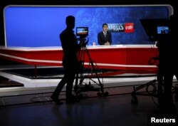 Suasana siaran berita dari studio Tolo News di Kabul, Afghanistan, 18 Oktober 2015. (REUTERS/Ahmad Masood)