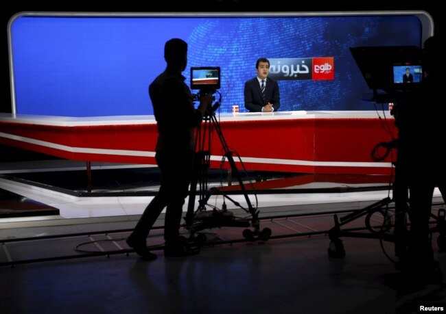 Suasana siaran berita dari studio Tolo News di Kabul, Afghanistan, 18 Oktober 2015. (REUTERS/Ahmad Masood)