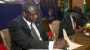 Le chef des rebelles sud-soudanais, Riek Machar, à gauche, et le président du Soudan du Sud, Salva Kiir, signent un accord de cessez-le-feu et de partage des pouvoirs à Khartoum, au Soudan, le 5 août 2018.
