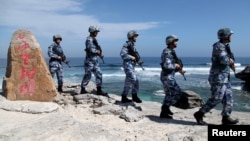 지난달 29일 중국 해군이 남중국해 파라셀 군도의 우디 섬에서 순찰을 돌고 있다. (자료사진)