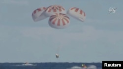 Kapsul tak berawak dari pesawat ruang angkasa SpaceX Crew Dragon jatuh ke Samudra Atlantik, 200 mil di lepas pantai Florida, AS, 8 Maret 2019. (Foto: Courtesy NASA/Handout via REUTERS)