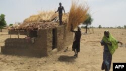 Nigerians of Cameroonian origin build a house in a village of Tallamallabrahim, northern Cameroon where they settled after fleeing Nigeria to escape massacres by the Islamic group Boko Haram, May 27, 2013.