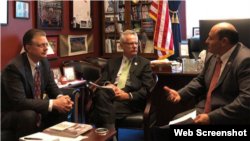Từ trái sang, Đại sứ Daniel Kritenbrink, Dân biểu Alan Lowenthal, và Dân biểu Lou Correa. (Ảnh: Website Lou Correa)