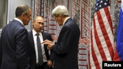Russian President Vladimir Putin, center, Russian Foreign Minister Sergei Lavrov, left, and U.S. Secretary of State John Kerry converse on the sidelines of the U.N. General Assembly in New York, Sept. 28, 2015.