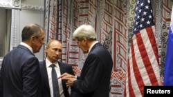 Russian President Vladimir Putin, center, Russian Foreign Minister Sergei Lavrov, left, and U.S. Secretary of State John Kerry converse on the sidelines of the U.N. General Assembly in New York, Sept. 28, 2015.