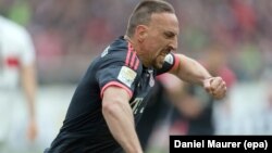 Franck Ribéry célèbre son premier but lors du match de Bundesliga entre le VfB Stuttgart et le Bayern Munich à Stuttgart, Allemagne, le 9 avril 2016.