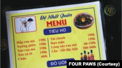 Thực đơn thịt mèo tại một nhà hàng ở Việt Nam. (Photo by FOUR PAWS)