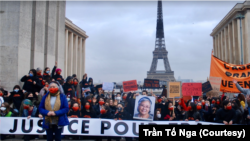 Bà Trần Tố Nga tại một buổi tập hợp trước Tháp Eiffel ở Paris, Pháp, hôm 30/1, vài ngày sau phiên toà xử vụ kiện của bà chống lại các công ty sản xuất chất độc da cam cho quân đội Mỹ rải xuống Việt Nam trong chiến tranh.