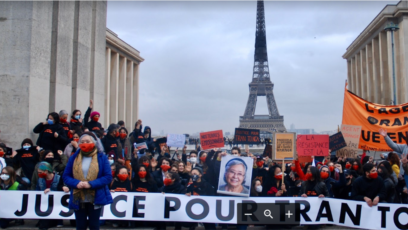 Bà Trần Tố Nga tại một buổi tập hợp trước Tháp Eiffel ở Paris, Pháp, hôm 30/1, vài ngày sau phiên toà xử vụ kiện của bà chống lại các công ty sản xuất chất độc da cam cho quân đội Mỹ rải xuống Việt Nam trong chiến tranh.