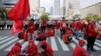 Para pekerja beristirahat di sela pawai Hari Buruh (May Day) di Jakarta, Indonesia, 1 Mei 2018. (Foto: REUTERS/Beawiharta)