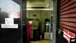 India Debit Cards Hacked: An Indian woman uses an ATM in New Delhi, India, Friday, Oct. 21, 2016. Indian banks are scrambling to contain the damage after more than 3.2 million debit cards were feared to have been hacked. 
