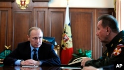 Владимир Путин и командующий внутренними войсками России Виктор Золотов. Кремль, Москва. 5 апреля 2016 г.