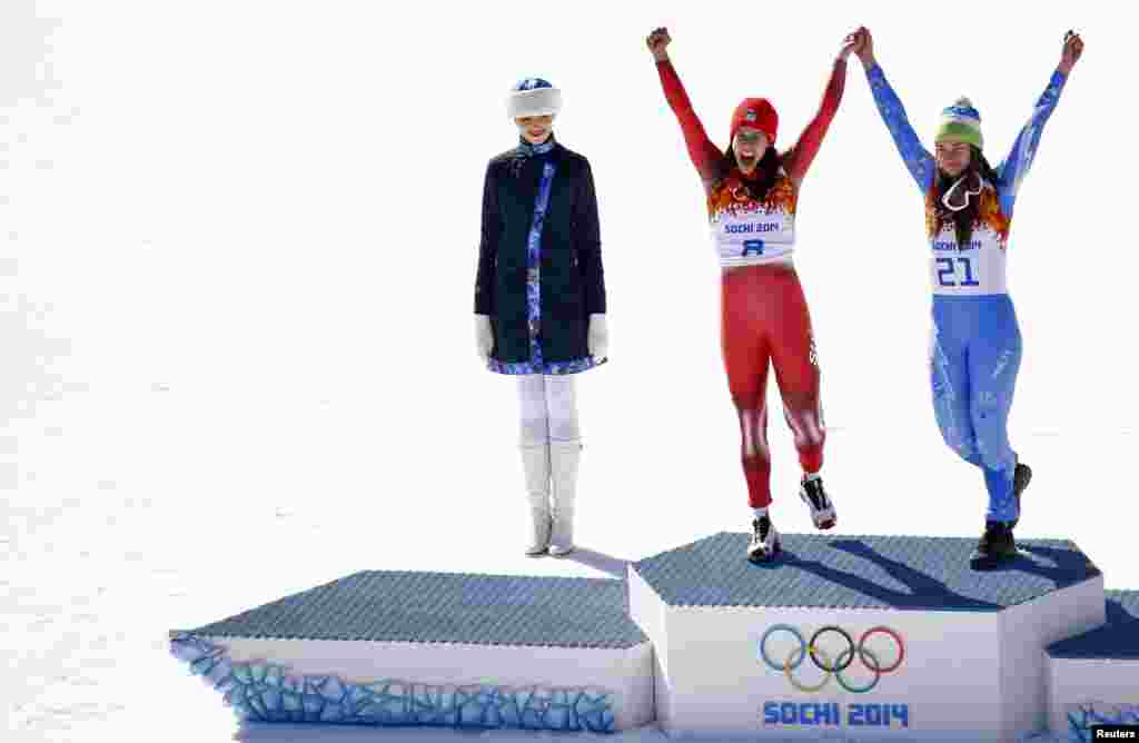 12일 소치 올림픽 여자 알파인스키 활강 종목에서 공동 우승을 차지한 스위스의 도미니크 지신(왼쪽) 선수와 슬로베니아의 티나 마제 선수가 나란히 금메달 시상대에서 환호하고 있다.