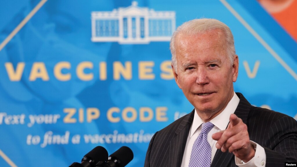 El presidente de EE. UU., Joe Biden, pronuncia comentarios sobre la autorización de la vacuna contra el COVID-19 para niños de 5 a 11 años, durante un discurso en el auditorio de South Court del edificio de oficinas ejecutivas de Eisenhower en la Casa Blanca en Washington.