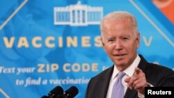 El presidente de EE. UU., Joe Biden, pronuncia comentarios sobre la autorización de la vacuna contra el COVID-19 para niños de 5 a 11 años, durante un discurso en el auditorio de South Court del edificio de oficinas ejecutivas de Eisenhower en la Casa Blanca en Washington.