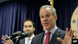 El Fiscal General del estado de Nueva York, Eric Schneiderman, el 21 de marzo de 2016, dice que "millones de neoyorquinos están respirando aire insalubre a medida que la contaminación continúa llegando desde otros estados".
