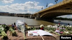 한국인 관광객을 태운 유람선이 침몰한 헝가리 부다페스트 다뉴브 강가에 희생자들을 추모하는 꽃들이 놓여있다. 