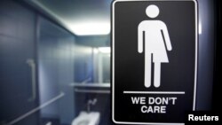 Una ley en Carolina del Norte, EE.UU., limita el uso de baños públicos a personas que hayan cambiado de sexo.