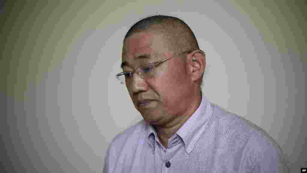 کنت بی (Kenneth Bae)، راهنمای تور و مبلغ مذهبی آمریکایی کره ای تبار که به مدت ۱۵ سال حبس در زندان های کره شمالی محکوم شده است، در حال گفتگو با خبرگزاری آسوشیتدپرس در پیونگ یانگ.