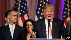 Phụ tá Corey Lewandowski (trái) đứng cạnh ông Trump trong một bài phát biểu với những người ủng hộ tại Palm Beach, Florida, 15/3/2016. 