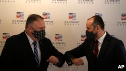 Menteri Luar Negeri AS Mike Pompeo (kiri) dan Menteri Luar Negeri Yunani Nikos Dendias di Thessaloniki, Senin (28/9).